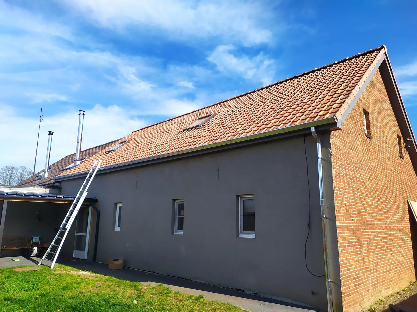 Afgewerkt pannendak met dakraam bij een woning